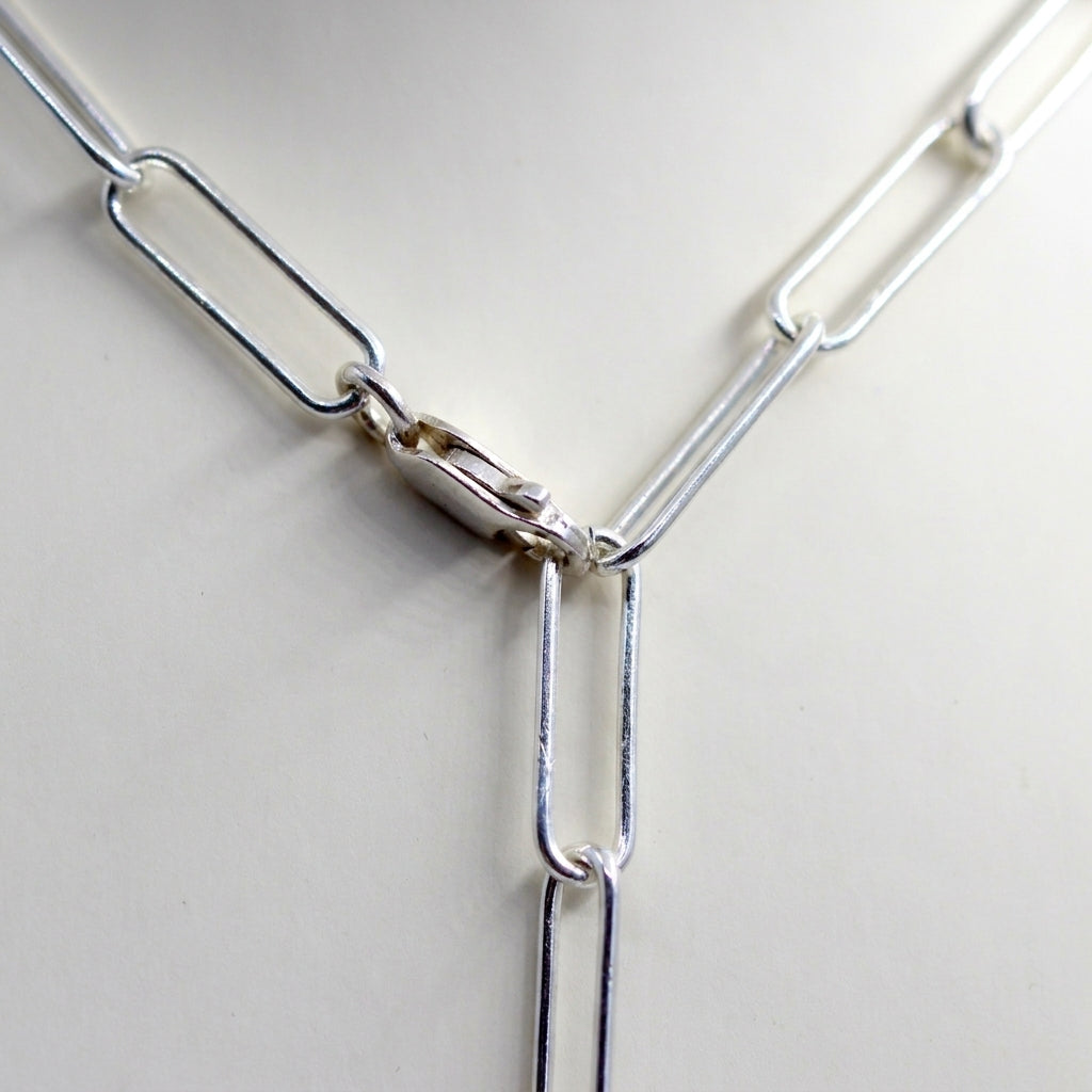 שרשרת עניבה - detail closeup