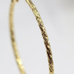 עגילי חישוק טקסטורה - detail closeup