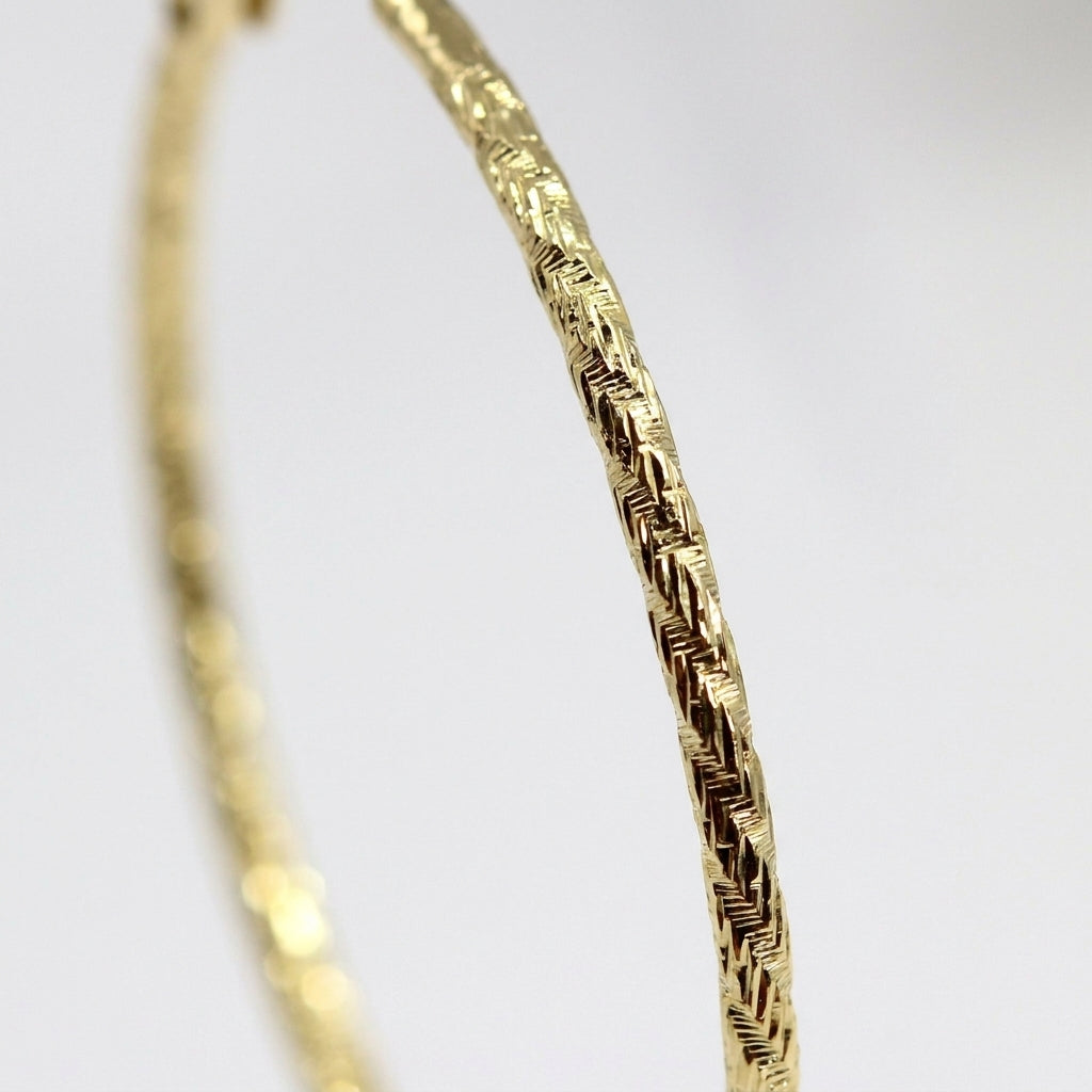 עגילי חישוק טקסטורה - detail closeup