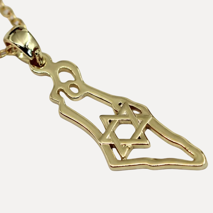 שרשרת תליון מפת ארץ ישראל - detail closeup