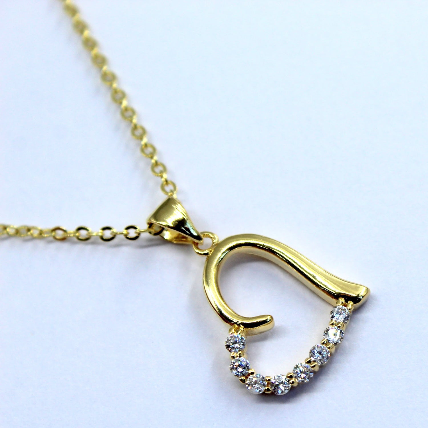 שרשרת ציפוי זהב | תליון לב חצי משובץ באבני זירקון