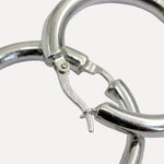עגילי חישוק - detail closeup