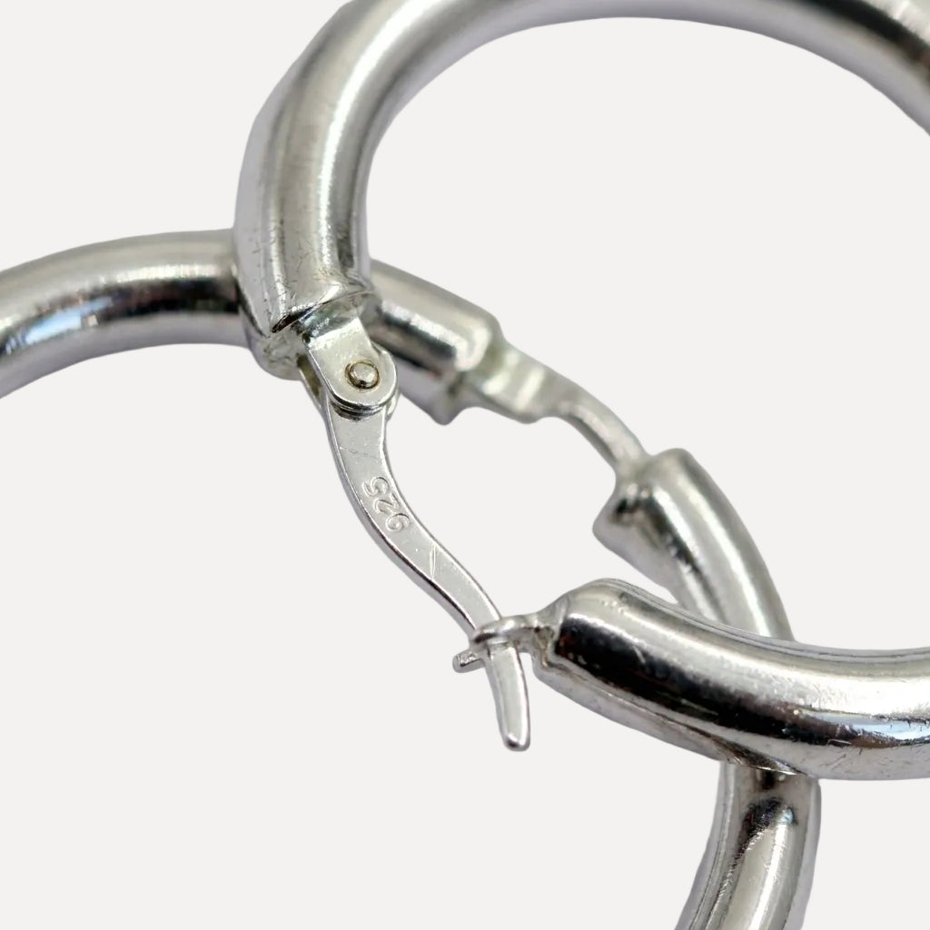 עגילי חישוק - detail closeup