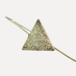 עגילי ציפוי זהב משולש - detail closeup