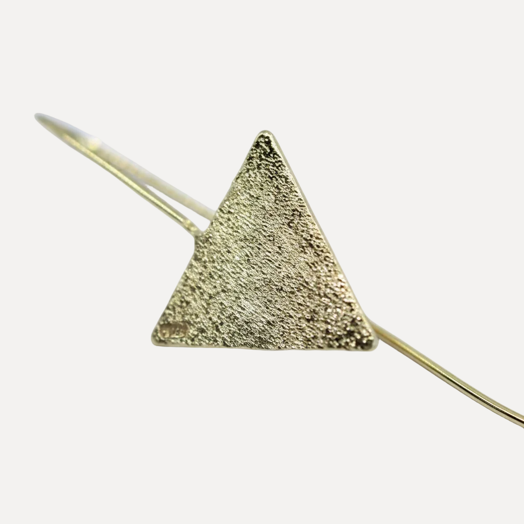 עגילי ציפוי זהב משולש - detail closeup