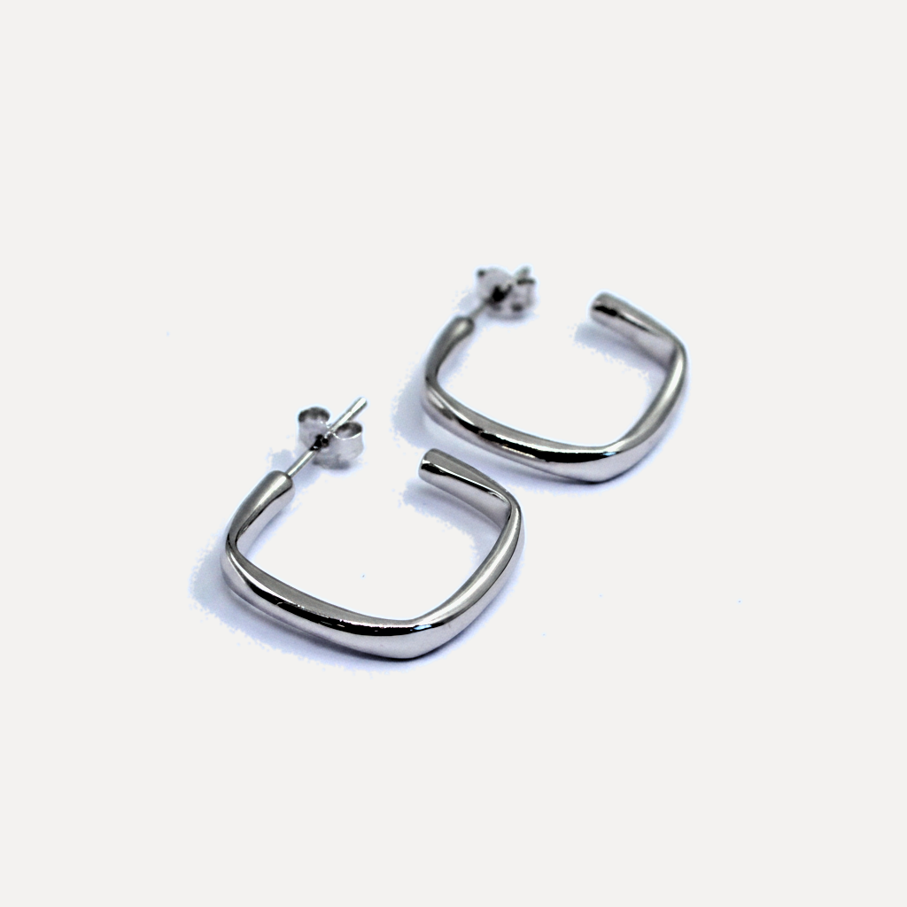 עגילי כסף חישוק מרובע - flat lay