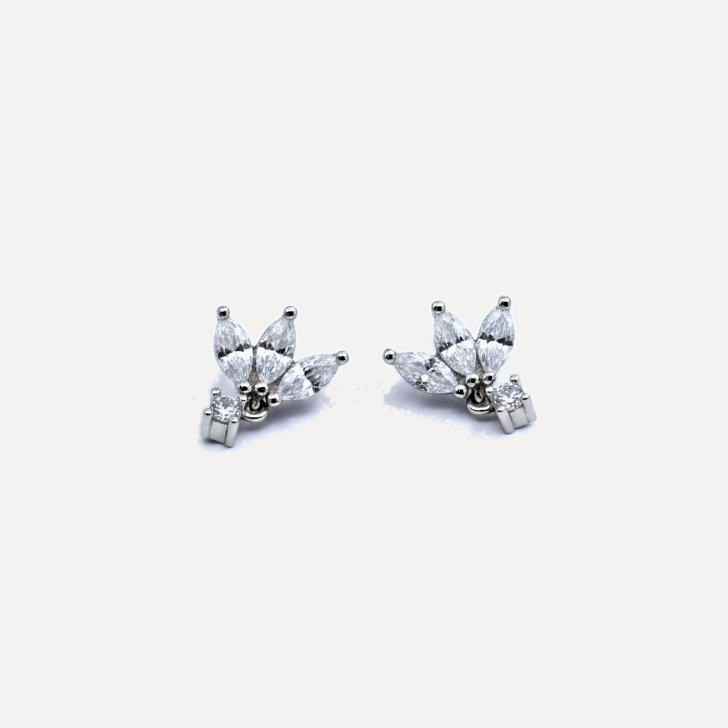 עגילי כסף עלים עדינים - flat lay