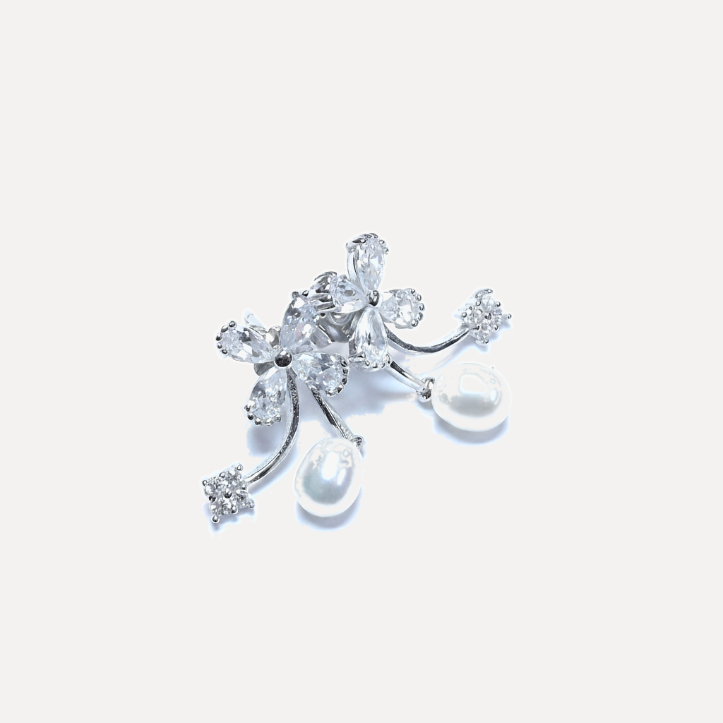 עגילי כסף צמודים בצורת פרח עם פנינה - flat lay