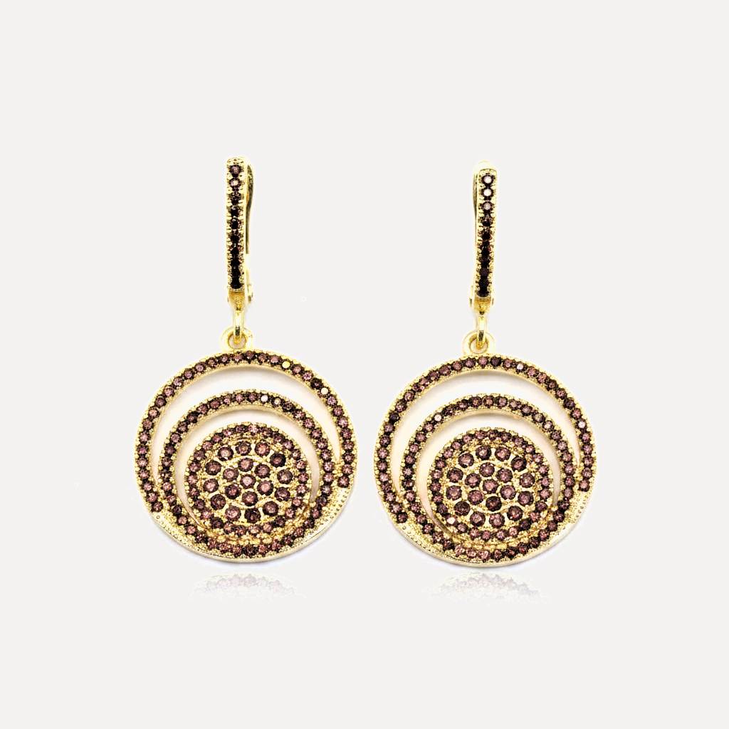 עגילי ציפוי זהב בעיצוב יוקרתי - flat lay