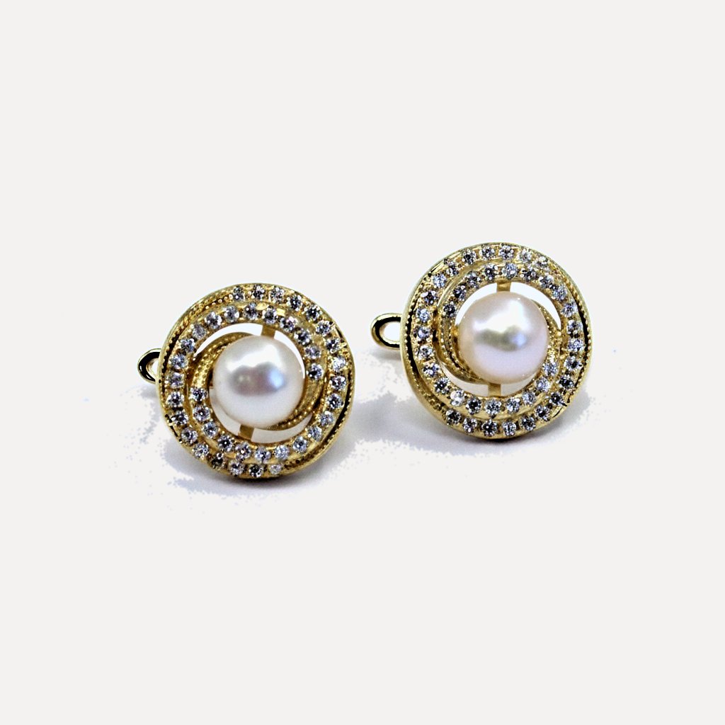 עגילי ציפוי זהב בסגנון אלגנטי עם פנינה - flat lay