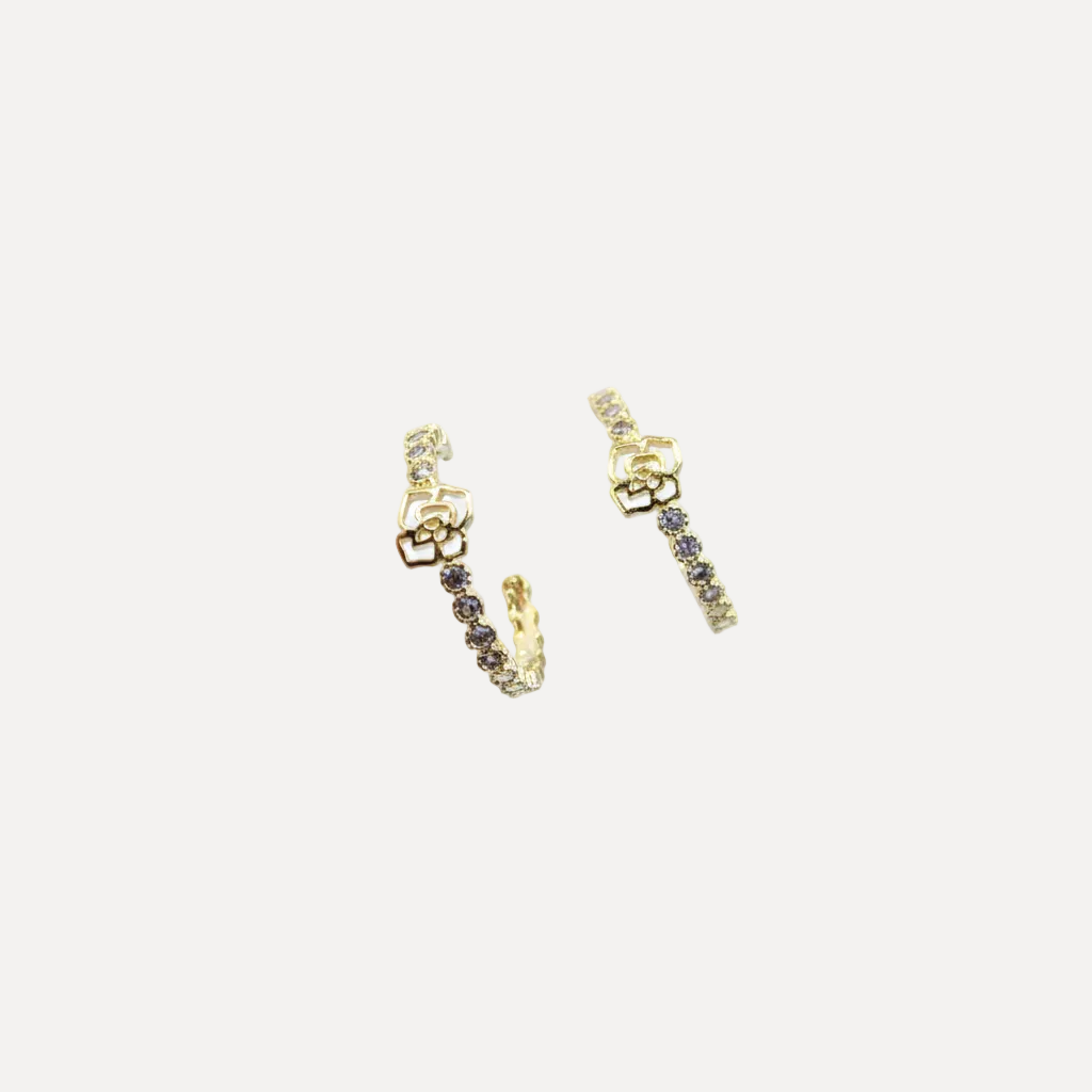 עגילי ציפוי זהב חישוקים צמודים - flat lay