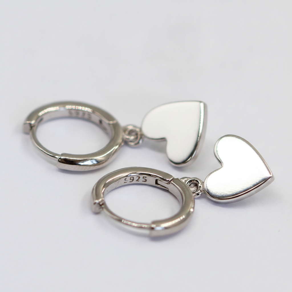 עגילי כסף לבבות - detail closeup