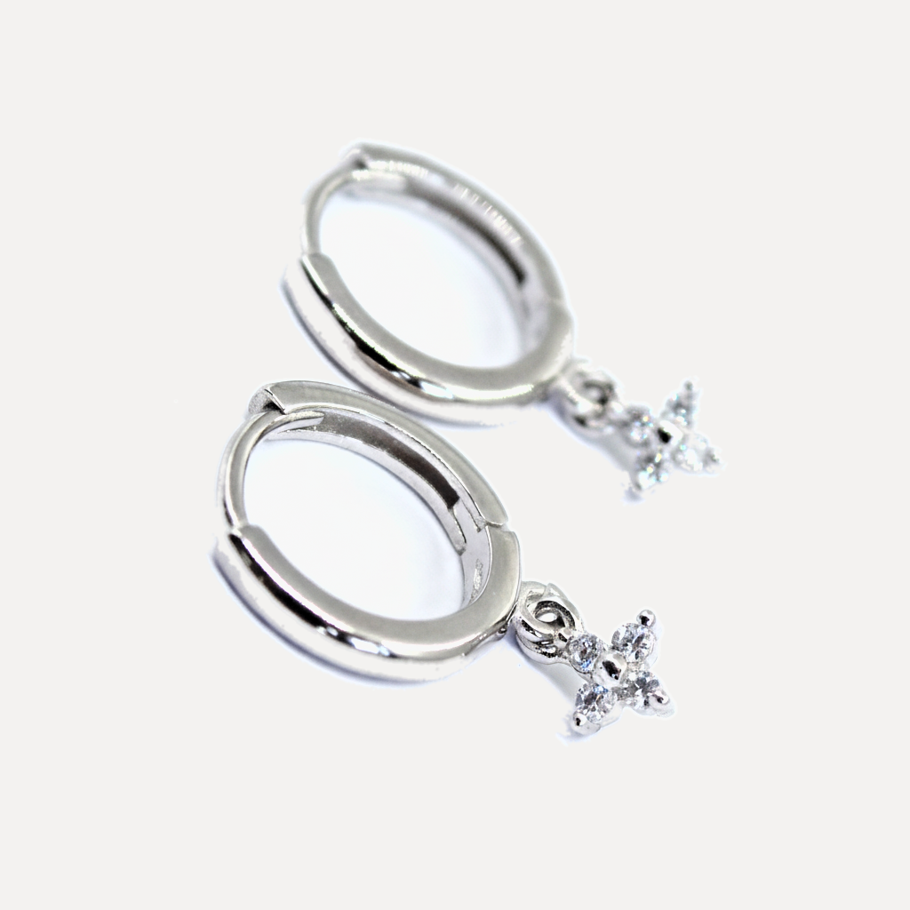 עגילי כסף פרח עדין - flat lay