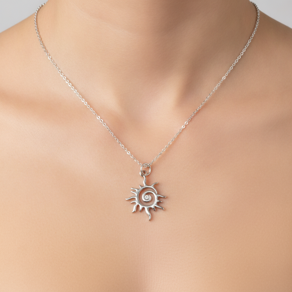 שרשרת כסף תליון שמש - on model