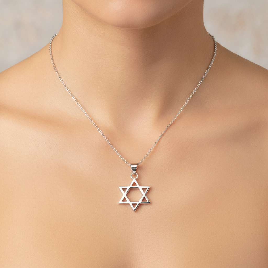 שרשרת כסף מגן דוויד - on model