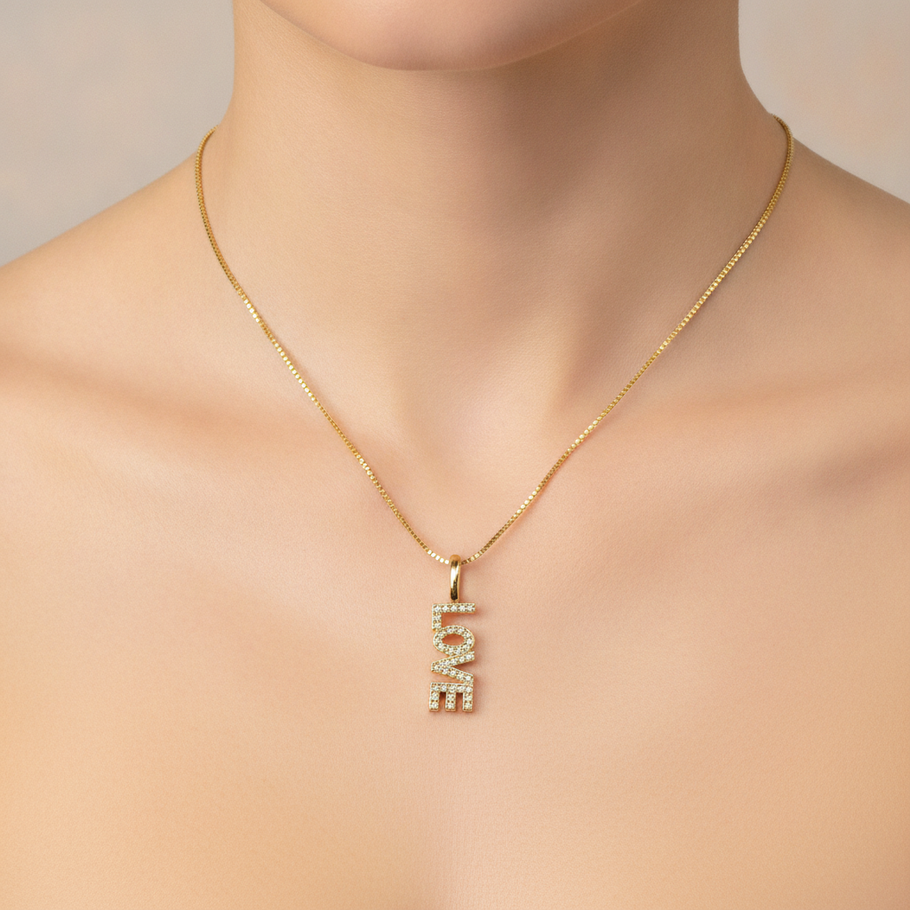 love שרשרת ציפוי זהב תליון - on model
