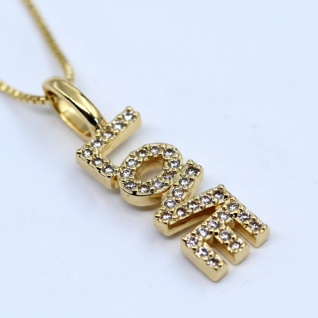 love שרשרת ציפוי זהב תליון - detail closeup
