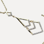 שרשרת ציפוי זהב תליון בצורה גאומטרית - detail closeup
