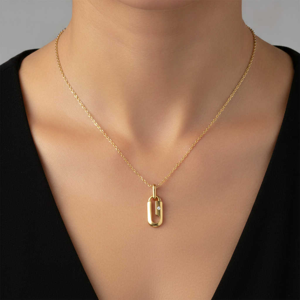 שרשרת ציפוי זהב סיכת ביטחון - on model