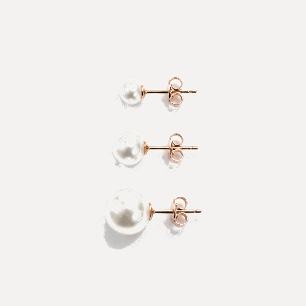 סט עגילי פנינה - flat lay