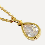 שרשרת תליון טיפה עם זירקון - detail closeup