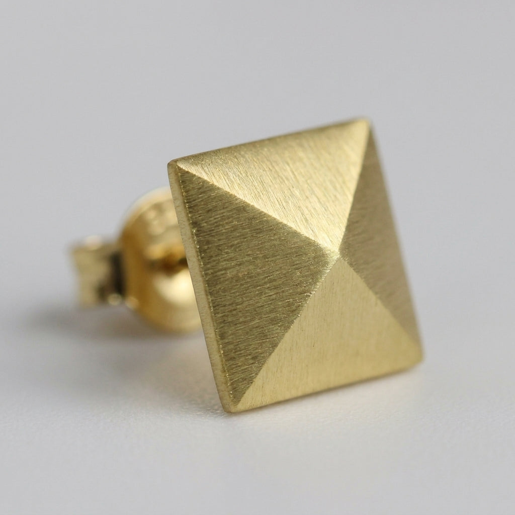 עגיל צמוד מצופה - detail closeup