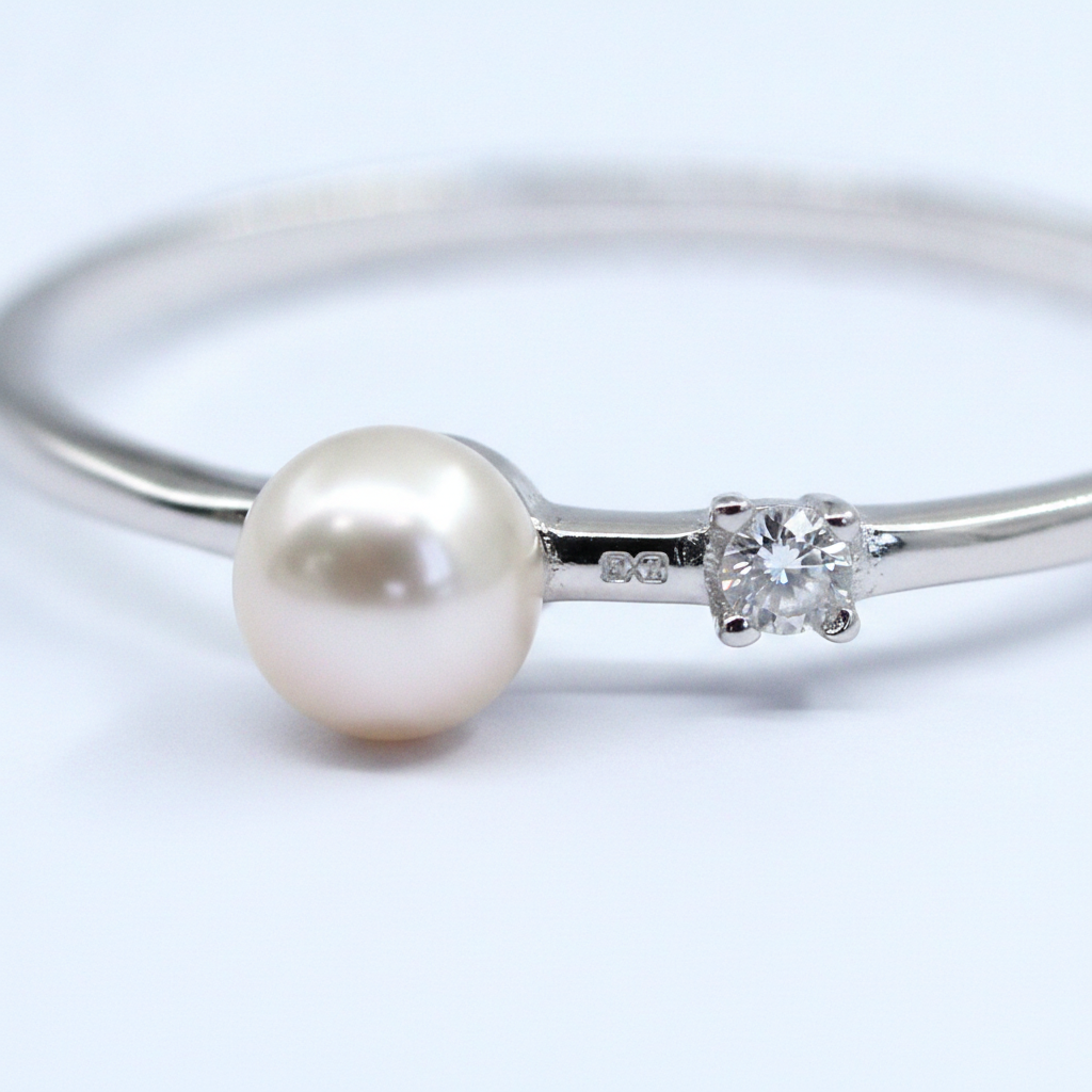 טבעת כסף | פנינה סינטטית ואבן זירקון קטנה - detail closeup