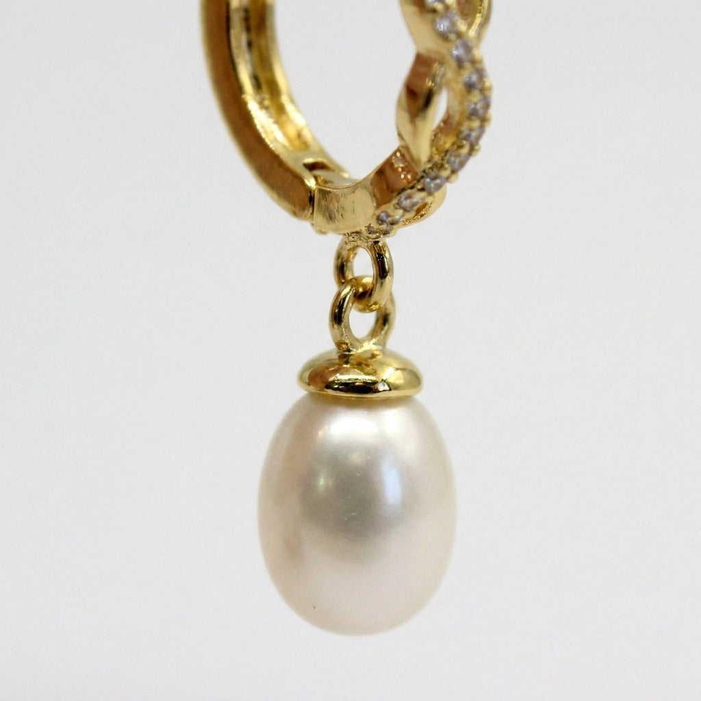 עגילי ציפוי זהב פנינה - detail closeup